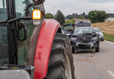 Missglückter Überholvorgang: Ein Dacia war kurz vor Remchingen-Nöttingen auf einen Traktor geprallt.