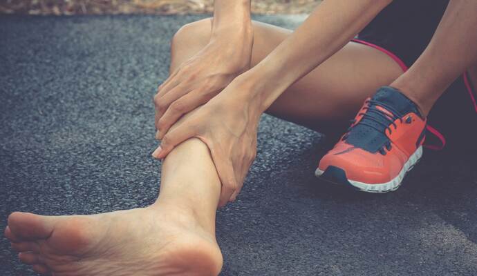 Zugegeben: Dieses Symbolbild zeigt eigentlich einen Läufer, der sich am Bein verletzt hat. Aber versuchen Sie mal, ein Symbolbild für einen Tritt gegen ein Schienbein zu finden. Zugegeben: Dieses Symbolbild zeigt eigentlich einen Läufer, der sich am Bein verletzt hat. Aber versuchen Sie mal, ein Symbolbild für einen Tritt gegen ein Schienbein zu finden.