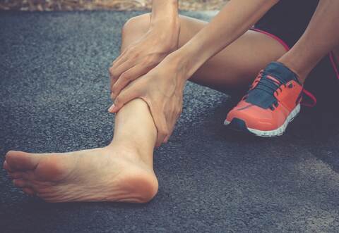 Zugegeben: Dieses Symbolbild zeigt eigentlich einen Läufer, der sich am Bein verletzt hat. Aber versuchen Sie mal, ein Symbolbild für einen Tritt gegen ein Schienbein zu finden.