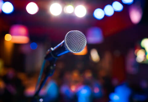 Wer sich selbst oder als Duo auf der großen Bühne sieht und gerne einen professionell produzierten Song aufnehmen möchte, kann sich bewerben: bei Talents unplugged.