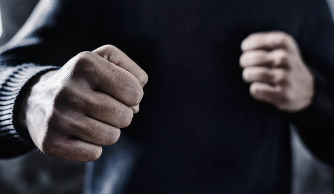 Erst kam es zur verbalen, dann zur körperlichen Auseinandersetzung zwischen den beiden Männern - und danach zum sexuellen Übergriff. Erst kam es zur verbalen, dann zur körperlichen Auseinandersetzung zwischen den beiden Männern - und danach zum sexuellen Übergriff.