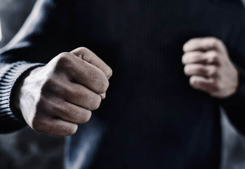 Erst kam es zur verbalen, dann zur körperlichen Auseinandersetzung zwischen den beiden Männern - und danach zum sexuellen Übergriff.