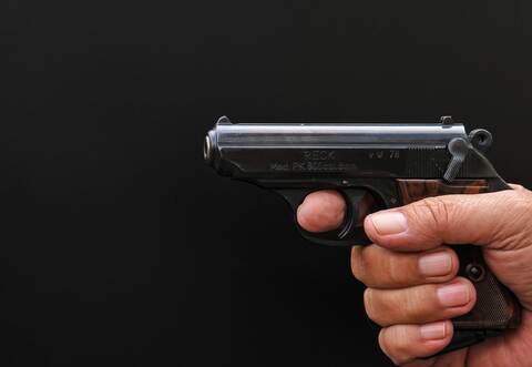 Mehrere Schreckschusswaffen fand die Polizei in der Wohnung des 48-Jährigen.