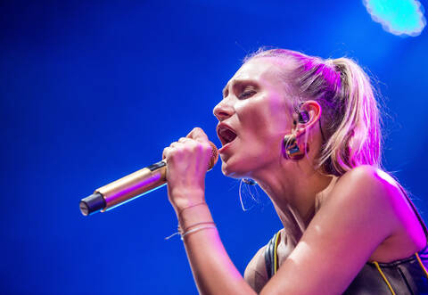 Glasperlenspiel-Frontfrau Carolin Niemczyk eroberte die Herzen der Besucher in Pforzheim im Nu.