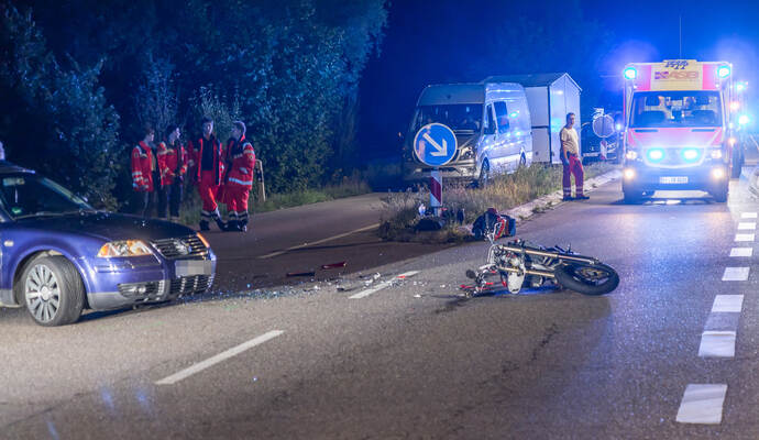 Ein Wendemanöver eines VW-Fahrers wurde für einen Motorradfahrer zwischen Pfinzal-Kleinsteinbach und Karlsbad-Mutschelbach zum Verhängnis. Der Biker wurde schwer verletzt.