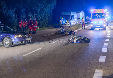 Ein Wendemanöver eines VW-Fahrers wurde für einen Motorradfahrer zwischen Pfinzal-Kleinsteinbach und Karlsbad-Mutschelbach zum Verhängnis. Der Biker wurde schwer verletzt.