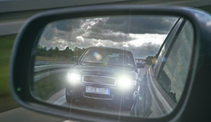 Als der Mercedes-Fahrer den Peugeot überholte, betätigte dieser die Lichthupe – und überholte direkt danach selbst.
