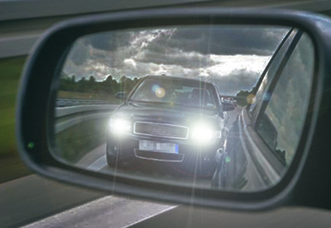 Als der Mercedes-Fahrer den Peugeot überholte, betätigte dieser die Lichthupe – und überholte direkt danach selbst.