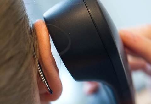 Der Betrüger gab sich als einen Enkel der 81-Jährigen aus.