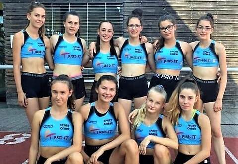 Die erfolgreichen Mädchen der TG Dietlingen, stehend von links: Lena Bürkle, Miriam Elsäßer, Lilly Bayerl, Nele Haller, Alexandra Ruml, Jule Haller. Kniend von links:
Alisa Schwengfelder, Letizia Valles Kienzle, Isabelle Biffel, Jessica Volle.