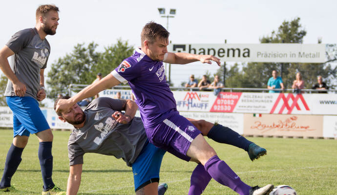 Mit all seiner Routine setzt sich Timo Brenner (vorne) beim 1:0 gegen Grunbachs Pietro Leuzzi durch.