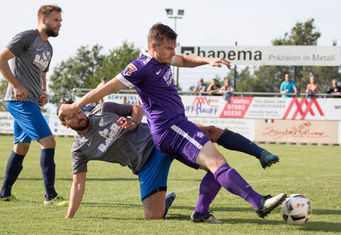Mit all seiner Routine setzt sich Timo Brenner (vorne) beim 1:0 gegen Grunbachs Pietro Leuzzi durch.