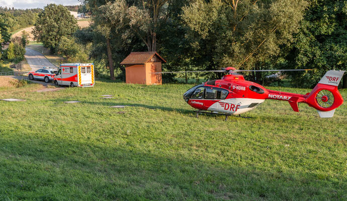 Ein Rettungshubschrauber brachte den verletzten Radfahrer in ein Krankenhaus.