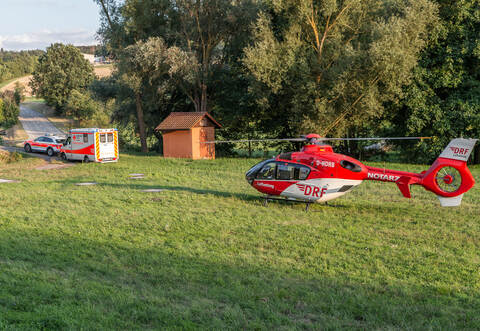 Ein Rettungshubschrauber brachte den verletzten Radfahrer in ein Krankenhaus.