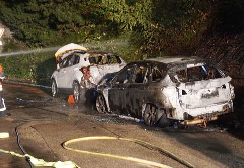 Die zwei in Brand geratenen Fahrzeuge mussten von der Feuerwehr gelöscht werden.