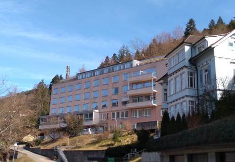 Einen hohen sechsstelligen Schaden haben junge Randalierer in der alten Sana-Klinik in Bad WIldbad verursacht.