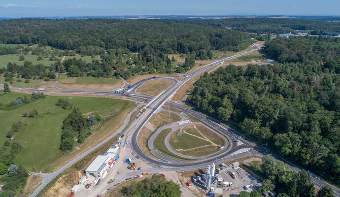 Die Westtangente (obere Bildhälfte) erhält nun die endgültige Fahrbahnmarkierung. Am Bildran unten ist die Baustelle für den Arlinger Tunnel zu sehen. Von hier aus soll die Westtangente unterirdisch bis ins Brötzinger Tal geführt werden.