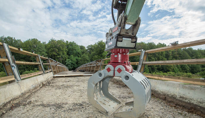 Das Werkzeug liegt bereit. Diese marode Geh- und Radwegbrücke nahe Pfozheim-West wird am Samstagabend abgerissen. Die Folge: Eine A8-Vollsperrung in diesem Bereich bis zum Sonntagmorgen.