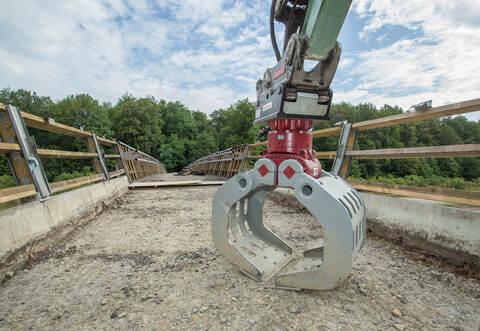 Das Werkzeug liegt bereit. Diese marode Geh- und Radwegbrücke nahe Pfozheim-West wird am Samstagabend abgerissen. Die Folge: Eine A8-Vollsperrung in diesem Bereich bis zum Sonntagmorgen.