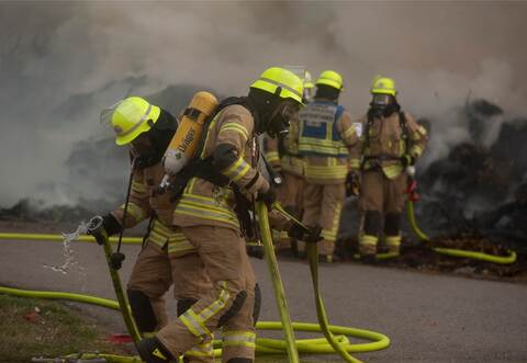 Im Verlauf der Brandbekämpfung musste sogar eine Leitung aus der Enz gelegt werden, um das Löschwasser aus dem Fluss nach oben zu pumpen.