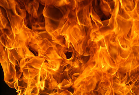 Ein Radfahrer entdeckte das Feuer und wollte die Feuerwehr alarmieren, allerdings hatte er kein Netz.