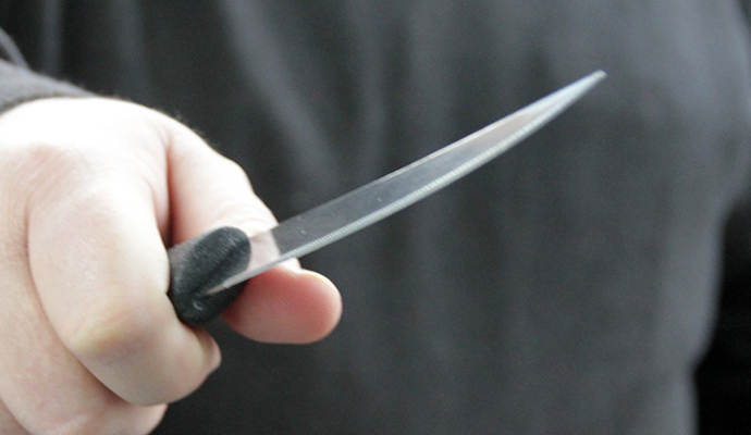 Der unbekannte Täter trug ein etwa 20 bis 30 cm langen Messer mit sich. Der unbekannte Täter trug ein etwa 20 bis 30 cm langen Messer mit sich.