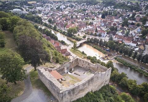 Im Herbst 2019 begannen die Vorarbeiten zum Brückenneubau. Dazu mussten die Bagger teilweise sogar in die Enz fahren.