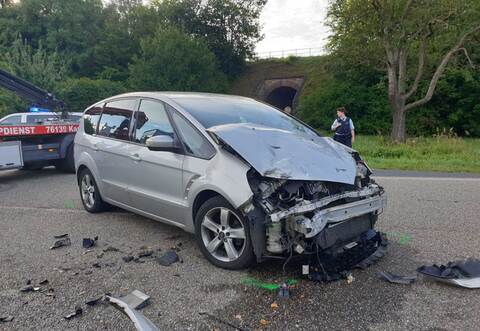 Der stark beschädigte Ford.