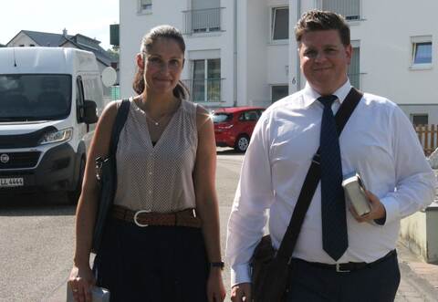 Missionarisch unterwegs: Sara und Thomas B. wollen Menschen vom Glauben der Zeugen Jehovas überzeugen.