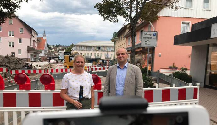 Redakteurin Barbara Dettinger im Gespräch mit Bürgermeister Matthias Leyn. Redakteurin Barbara Dettinger im Gespräch mit Bürgermeister Matthias Leyn.