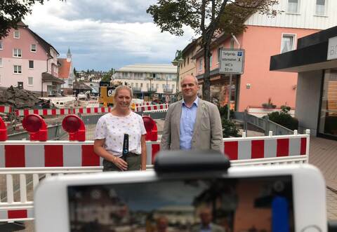 Redakteurin Barbara Dettinger im Gespräch mit Bürgermeister Matthias Leyn.