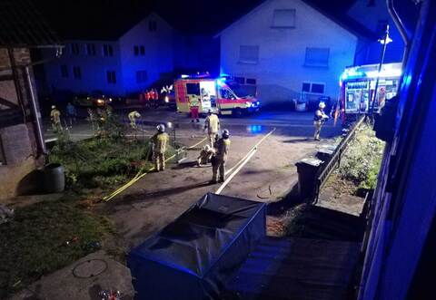 Mitten in der Nacht musste die Feuerwehr wegen eines Brandes in Darmsbach ausrücken.