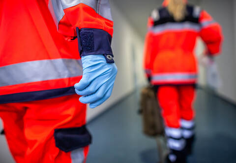 Die Motorradfahrerin musste verletzt ins Krankenhaus gebracht werden.