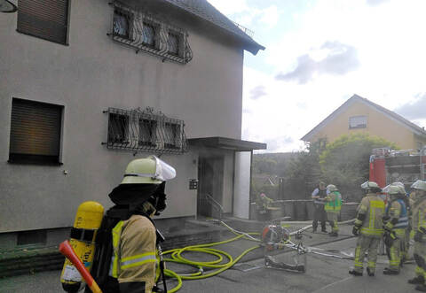 Total verraucht war das Mehrfamilienhaus in Remchingen-Singen. Ein brennender Wächetrockner im Keller war der Verursacher.
