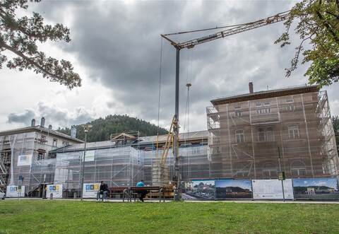 Verhüllt mit einem Schutznetz präsentiert sich der Wildbader Bahnhof. Der ursprüngliche Charakter des Gebäudes soll erhalten bleiben.