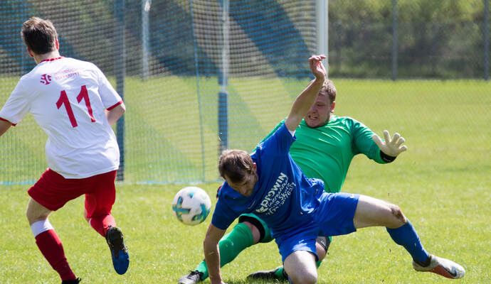Voller Einsatz: Der VfL Höfen im April beim Spiel gegen Unterreichenbach/Schwarzenberg. Voller Einsatz: Der VfL Höfen im April beim Spiel gegen Unterreichenbach/Schwarzenberg.