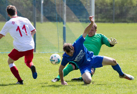 Voller Einsatz: Der VfL Höfen im April beim Spiel gegen Unterreichenbach/Schwarzenberg.