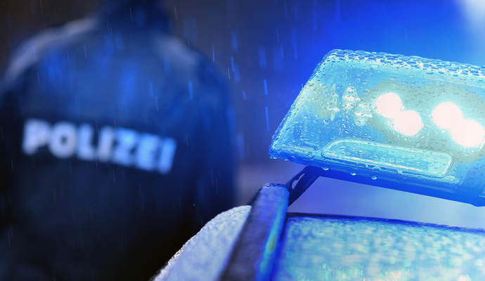 Der junge Mann, der offenbar deutlich zu viel Alkohol getrunken hatte, reagierte auf die Weigerung des Wirtes weiter auzuschenken aggressiv und warf mehrere Gläser nach ihm. Der junge Mann, der offenbar deutlich zu viel Alkohol getrunken hatte, reagierte auf die Weigerung des Wirtes weiter auzuschenken aggressiv und warf mehrere Gläser nach ihm.