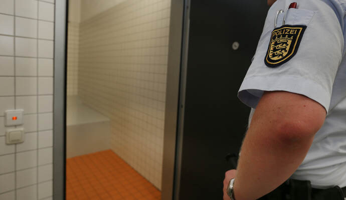 Gut belegt waren die kargen Gewahrsamzellen, in denen gleich sechs verwandte oder zumindest eng bekannte Rumänen nach einer Art Familienstreit mit Fäusten und Messern die Nacht auf Freitag verbringen mussten. Gut belegt waren die kargen Gewahrsamzellen, in denen gleich sechs verwandte oder zumindest eng bekannte Rumänen nach einer Art Familienstreit mit Fäusten und Messern die Nacht auf Freitag verbringen mussten.