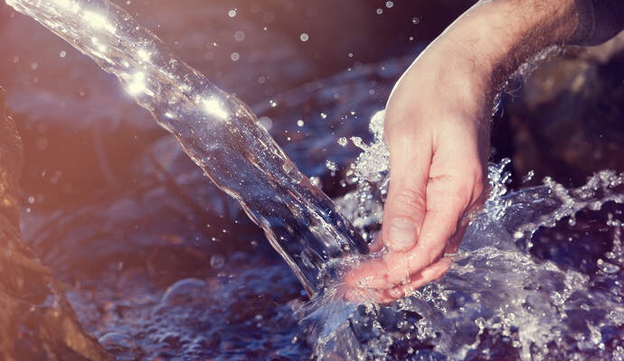 Die Frau wollte an einem Sonntagmorgen Wasser aus dem Brunnen holen, als der 65-Jährige sie anging.
