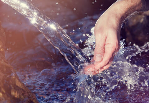 Die Frau wollte an einem Sonntagmorgen Wasser aus dem Brunnen holen, als der 65-Jährige sie anging.