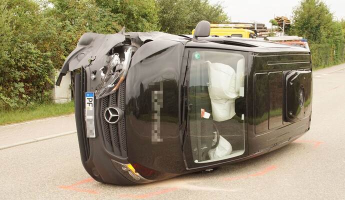 Der Fahrer der Mercedes Vito verlor die Kontrolle über sein Fahrzeug.