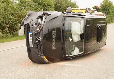 Der Fahrer der Mercedes Vito verlor die Kontrolle über sein Fahrzeug.