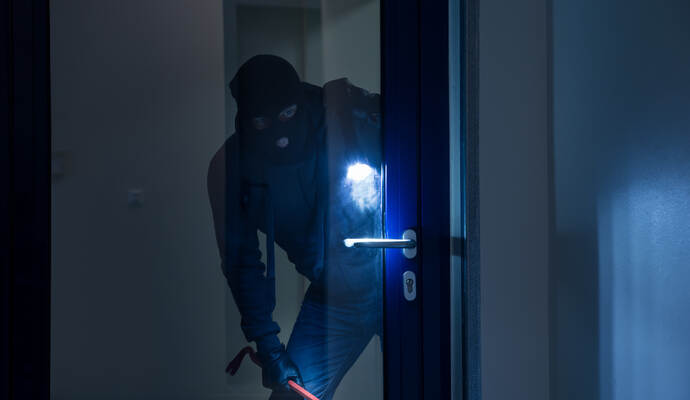 Im Inneren des Fahrradgeschäfts durchbrachen die Täter eine weitere Wand.