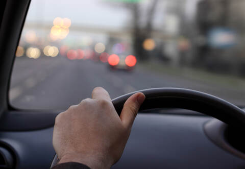 Der Unbekannte ist davon gefahren, nachdem er die Frau angefahren hatte.