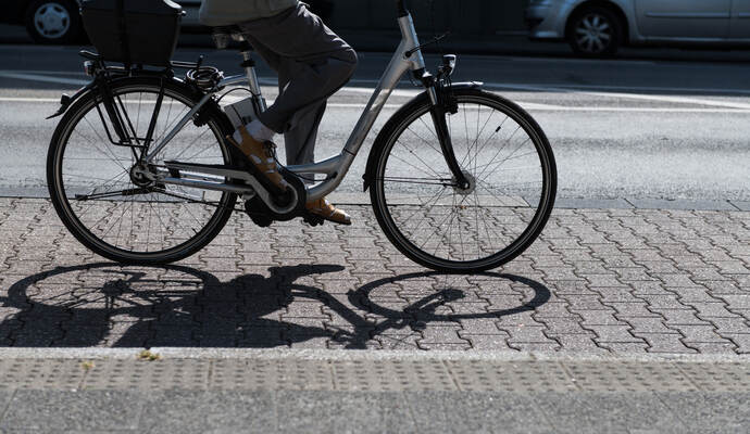 Warum stürzte der Pedelecfahrer? Die Polizei sucht Zeugen des Unfalls. Warum stürzte der Pedelecfahrer? Die Polizei sucht Zeugen des Unfalls.
