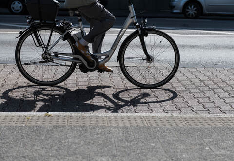 Warum stürzte der Pedelecfahrer? Die Polizei sucht Zeugen des Unfalls.