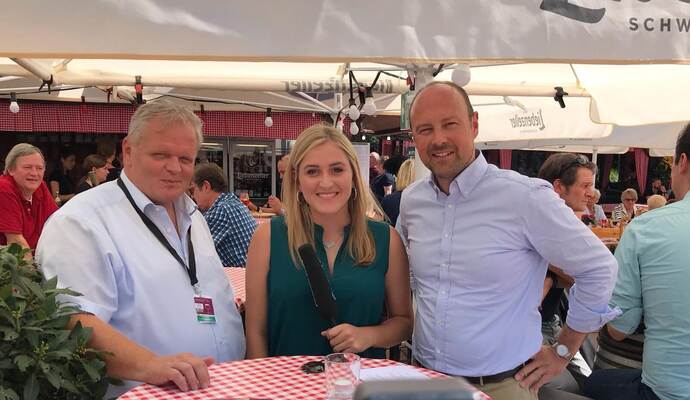 Oechsle-Wirt Frank Daudert (links) im Gespräch mit PZ-Redakteurin Isabel Ruf und Johannes Schweizer, Geschäftsführer des Mineralbrunnens Bad Liebenzeller.