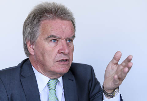 Ist Baden-Württemberg ein Wolfsland? Folgt man der Debatte, könnte man das glauben. Aber bislang ist nur ein einzelner Wolf bekannt, der im Südwesten leben soll. Deshalb sei der Wolf auch kein Problemtier, meint Umweltminister Untersteller.