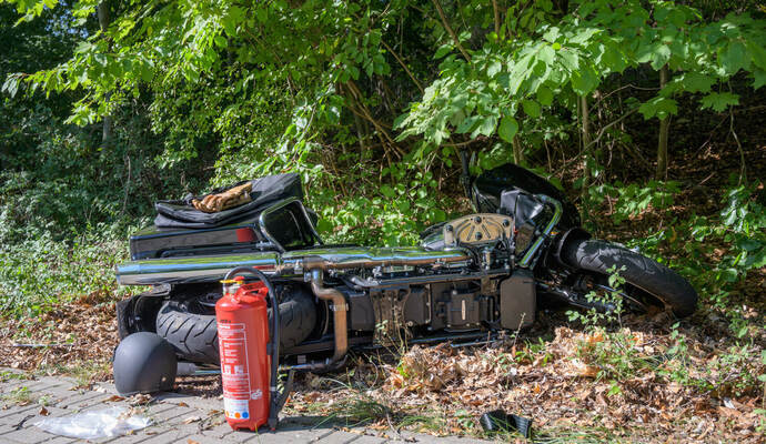 Das beschädigte Motorrad von Horwitz liegt am Straßenrand. Schauspieler Dominique Horwitz ist bei einer Motorradfahrt in Weimar mit einem Transporter zusammengestoßen und schwer verletzt worden. Das beschädigte Motorrad von Horwitz liegt am Straßenrand. Schauspieler Dominique Horwitz ist bei einer Motorradfahrt in Weimar mit einem Transporter zusammengestoßen und schwer verletzt worden.